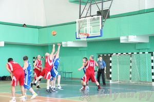 Баскетболисты Великих Лук сыграли со сборной Дмитрова