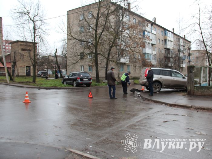 В Великих Луках столкнулись два внедорожника