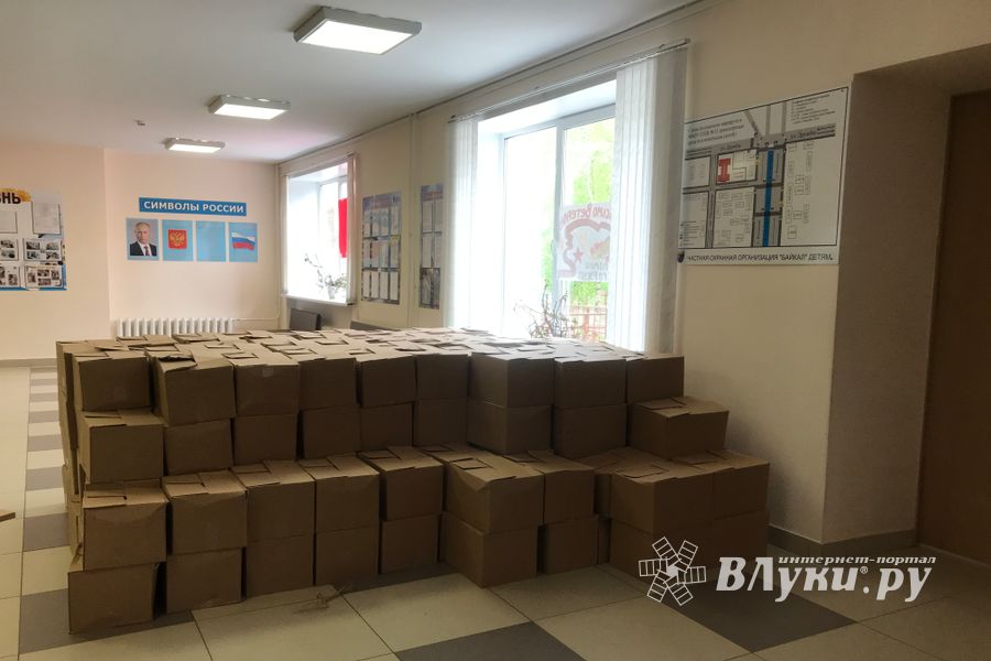 Великолукским школьникам стали раздавать продуктовые наборы (ФОТО)