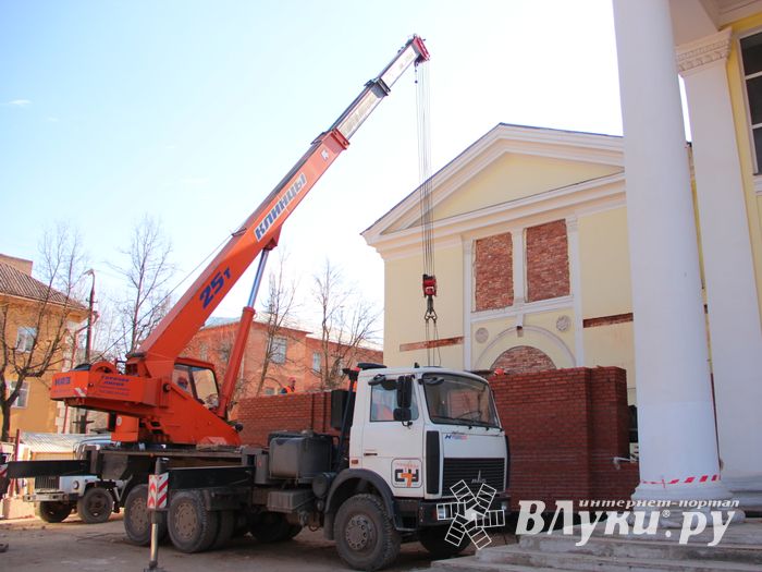 В театре не могут быть пластиковые окна... (фото)