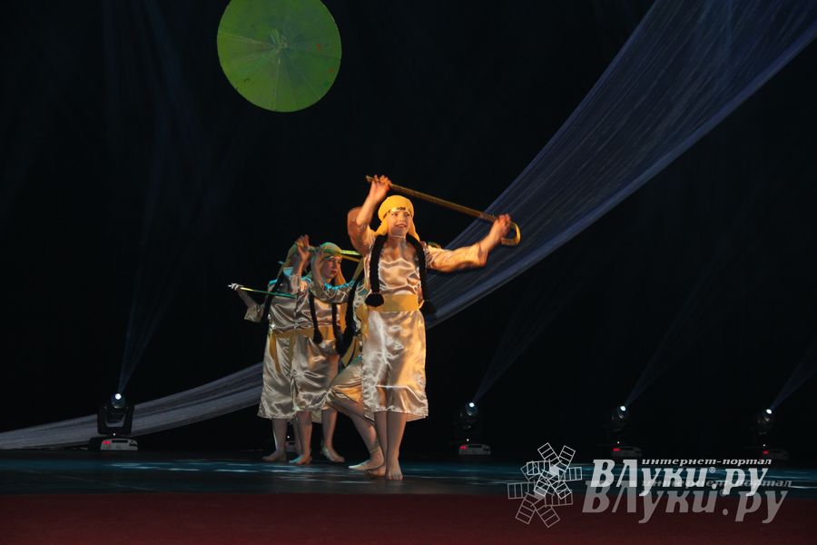 В ДК ЛК прошел музыкально-танцевальный спектакль «Босиком по млечному пути» (фото)