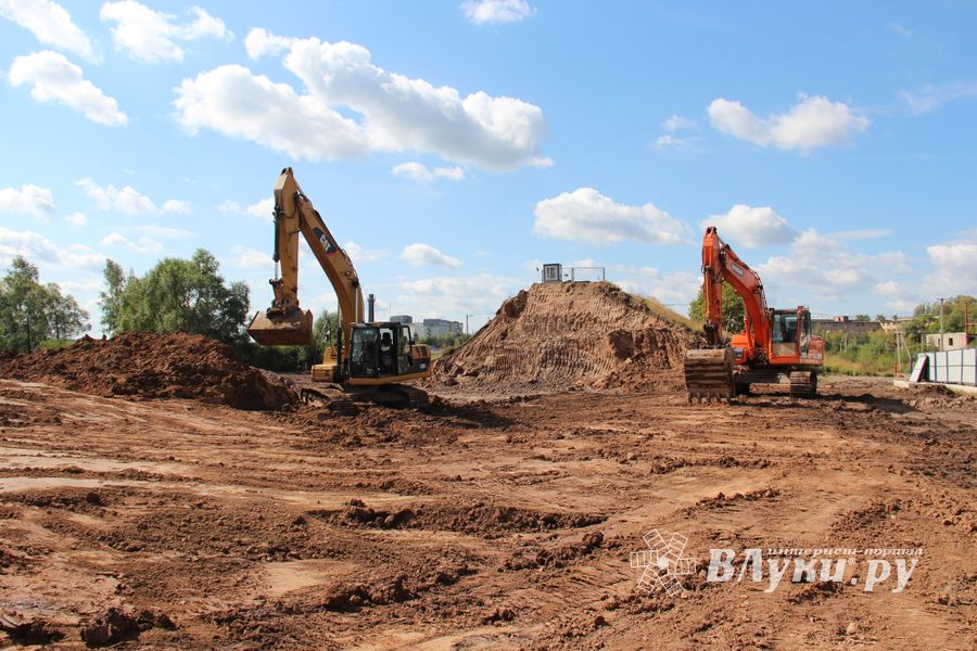  На месте строительства путепровода ведутся работы (фото)