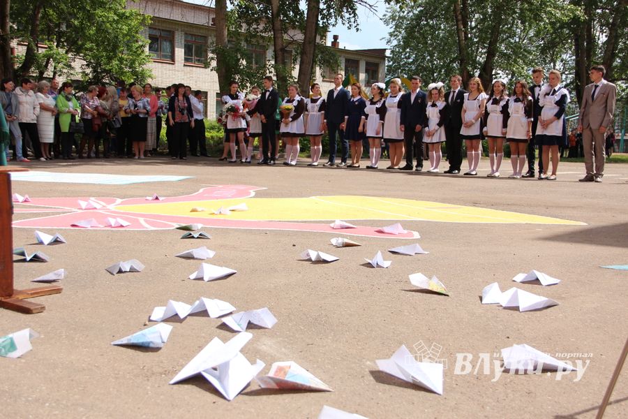 В Великих Луках прозвенели «последние» звонки (ФОТО)