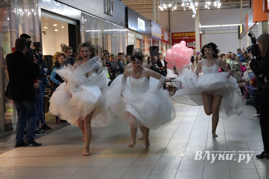 В Великих Луках бегали невесты (ФОТО)