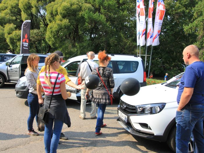 В Великих Луках в День Города прошла «Автовыставка 2018 - ЛЕТО» (ФОТО)