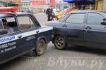 В Великих Луках «Лада Приора» наехала на полицейские жигули