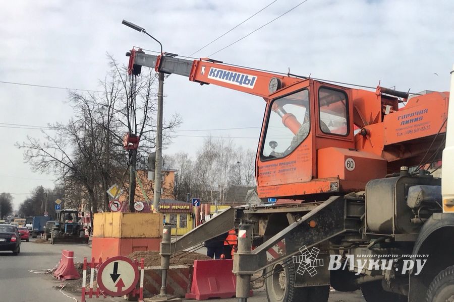 Возле Смоленского рынка завершают замену канализационной трубы (ФОТО)