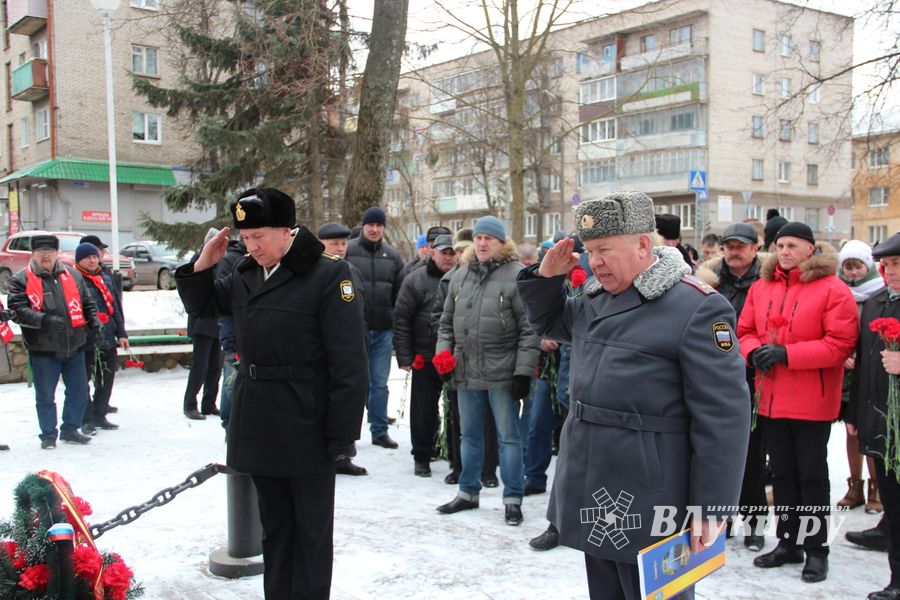 Великолучане почтили память героев-десантников