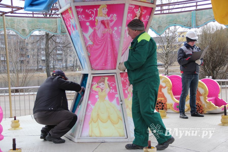 Аттракционы великолукского парка проверили на безопасность (ФОТО)