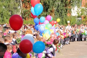 Самую многочисленную школу Великих Лук пополнили 116 первоклассников (ФОТО)