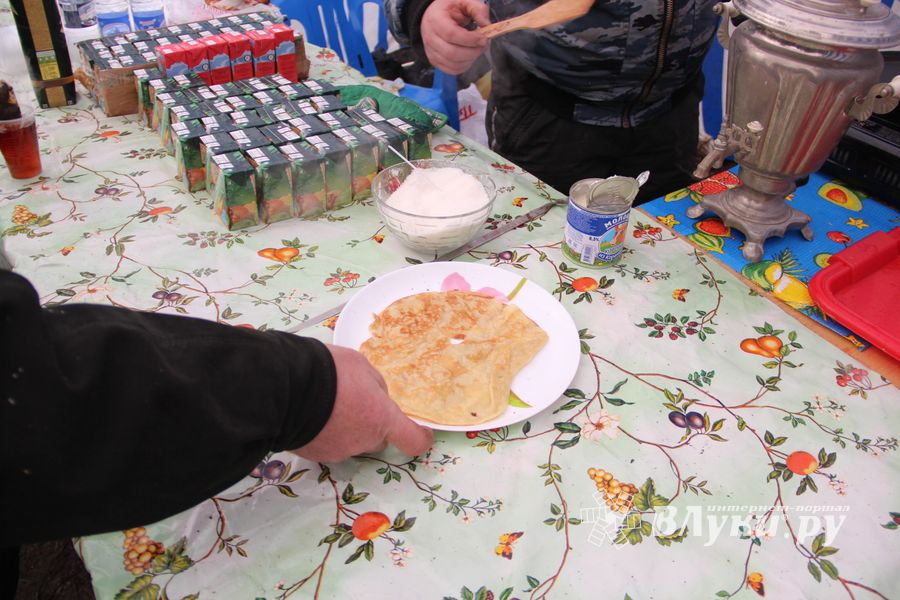 В Великих Луках сожгли Масленицу (фото)