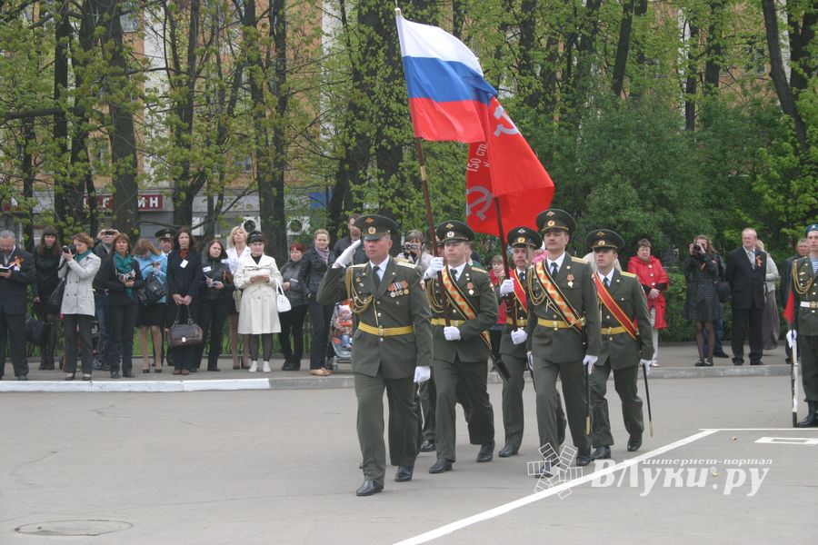 В Великих Луках прошел Военный парад