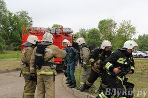 В Великих Луках прошли областные соревнования среди пожарных по спасению пострадавших