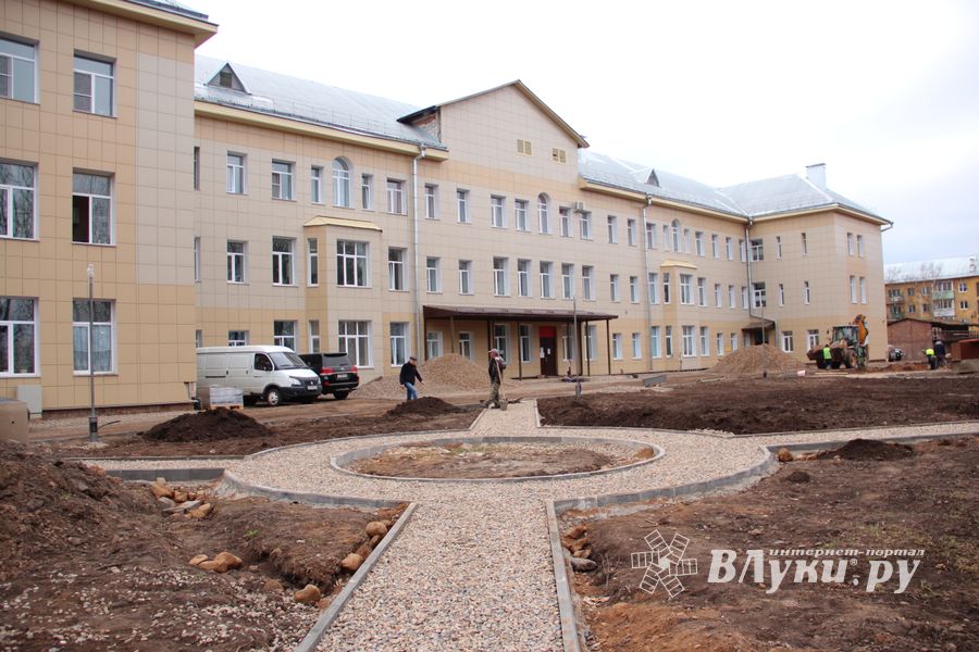 Продолжается благоустройство территории больницы (ФОТО)