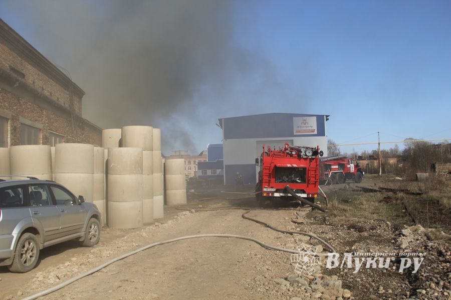 В Великих Луках горит склад(ФОТО)