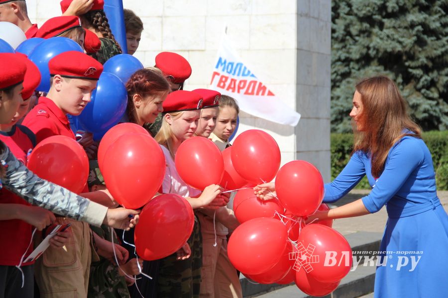 Великолучане отмечают День флага (ФОТО)