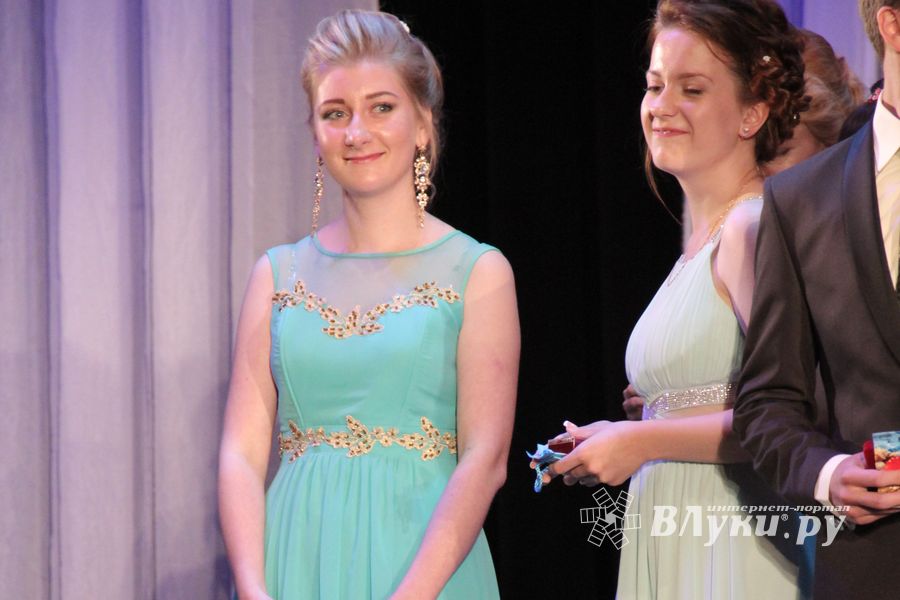 В Великих Луках выпускникам вручили медали «За особые успехи в учении» (ФОТО)