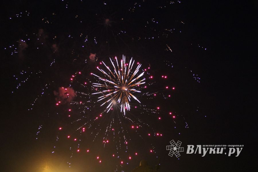 9 мая в Великих Луках. Шествие и салют