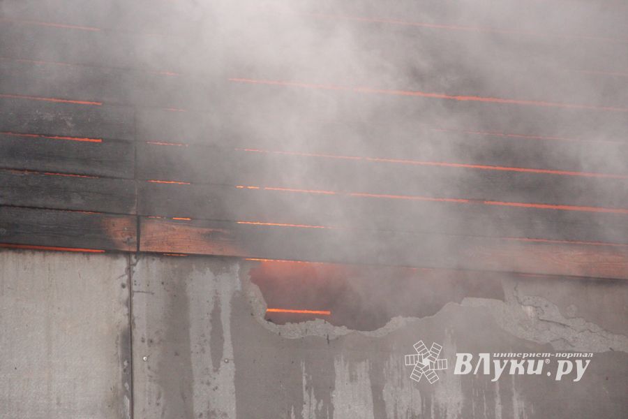 В Великих Луках на ул. Ползунова горит дом (ФОТО)