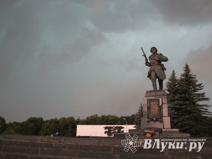 Ураган в Псковской области валил деревья и срывал крыши (ФОТО)