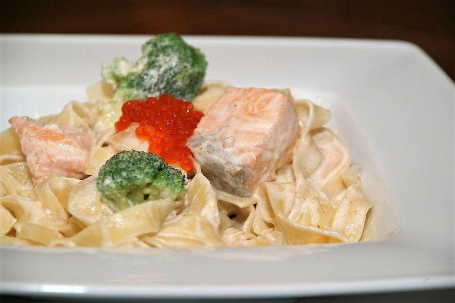 8 марта прекрасных дам приглашают в «Гости»  (ФОТО)