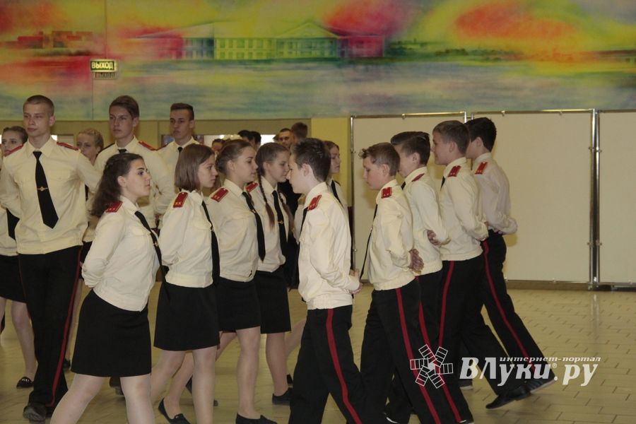 В Великих Луках состоялся кадетско-лицейский бал (ФОТО)
