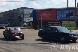 В Великих Луках столкнулись ВАЗ и Фольксваген (ФОТО)