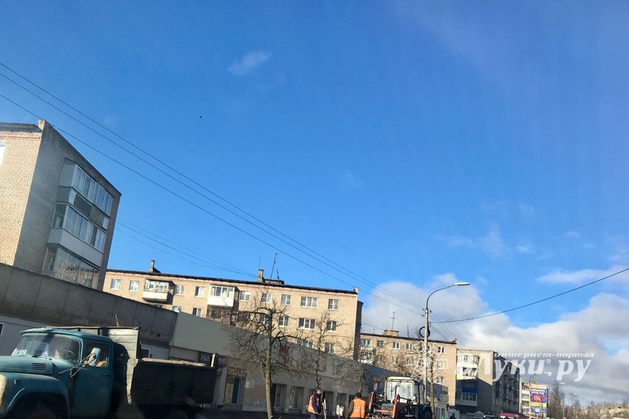 В Великих Луках очищают обочины улиц от снега (ФОТО)