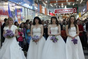В Великих Луках бегали невесты (ФОТО)