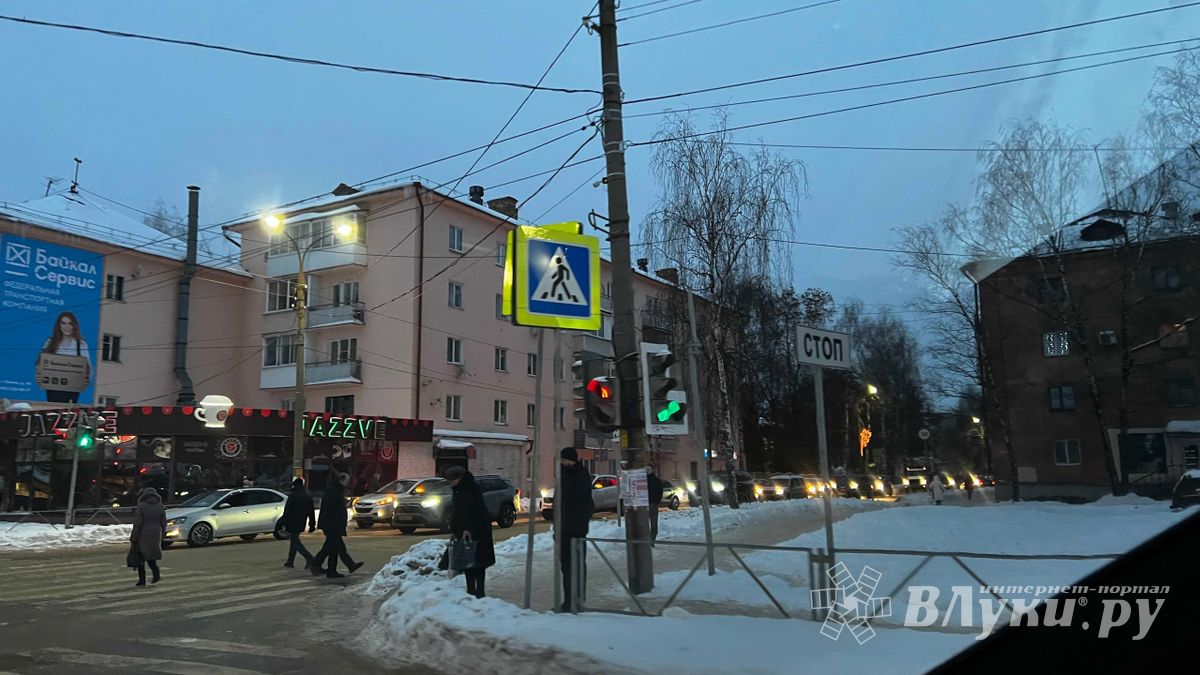 Великие Луки : На пр-те Гагарина затруднено движение из-за ДТП