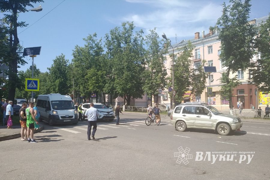 На центральном проспекте Великих Лук пострадали два человека (ФОТО)