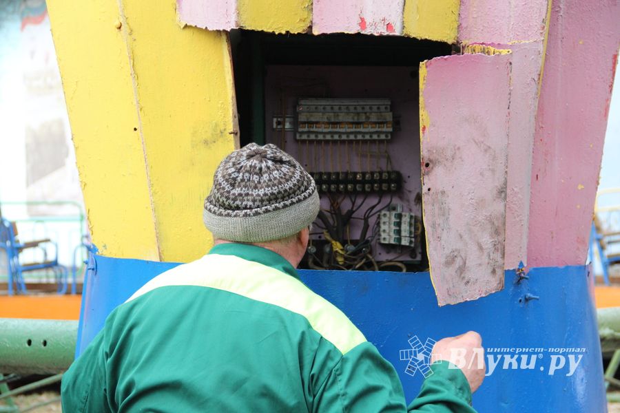 Аттракционы великолукского парка проверили на безопасность (ФОТО)