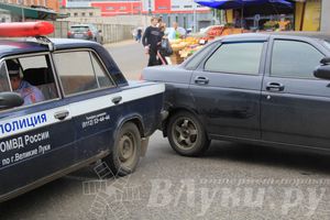 В Великих Луках «Лада Приора» наехала на полицейские жигули