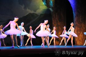 Московский театр «Корона Русского Балета» представил великолучанам балет «Лебединое озеро»