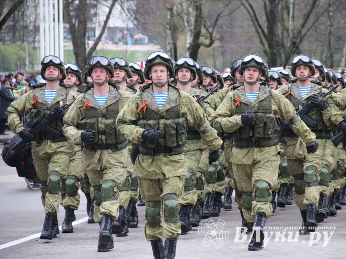 В Великих Луках прошел Парад Победы (ФОТО)