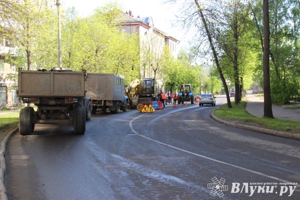 На Ставского ликвидируют аварию в водопроводе (ФОТО)