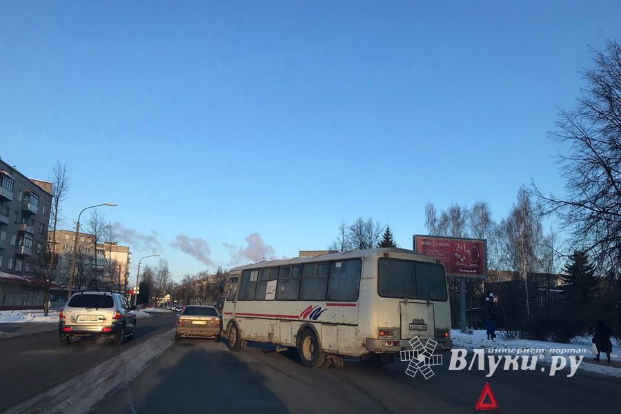 В Великих Луках автобус врезался в легковушку (ФОТО)