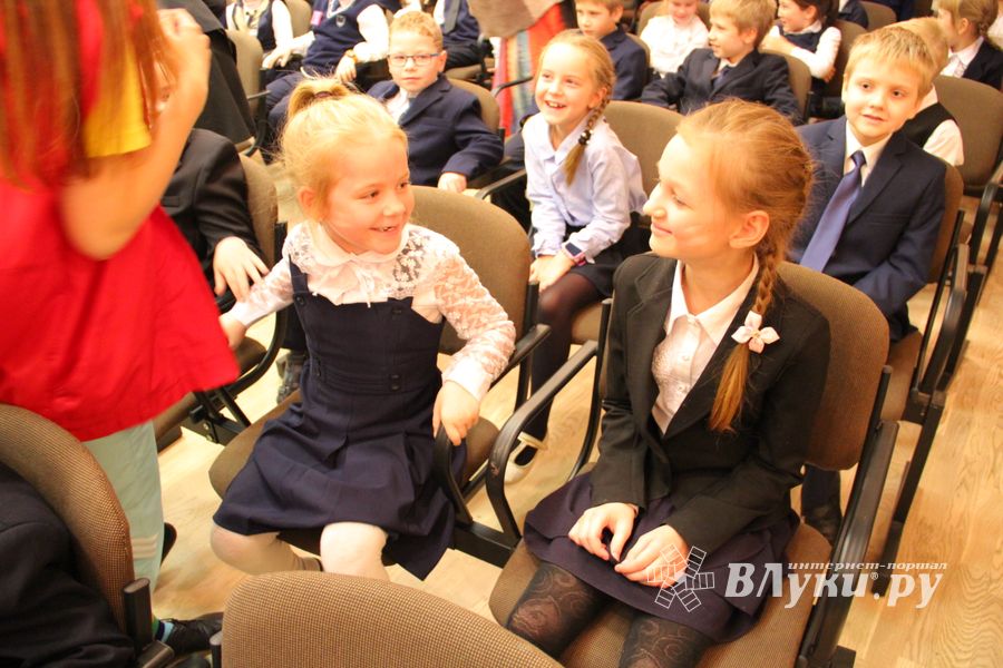 Зачем самых младших учеников 13-й школы испачкали мелом (ФОТО)