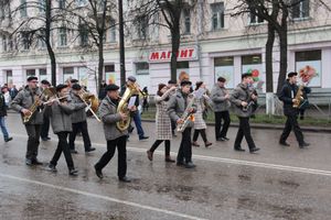 В Великих Луках прошло праздничное шествие (ФОТО)