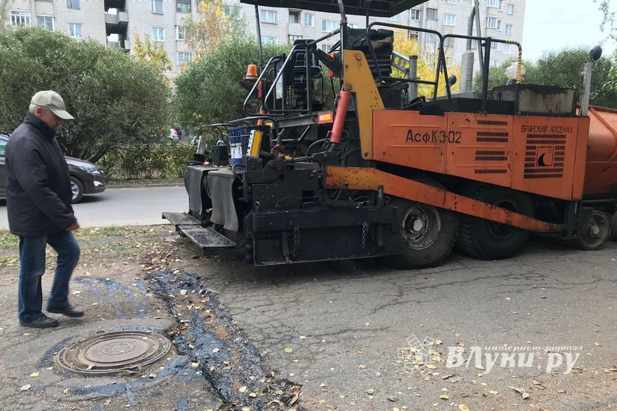 В Великих Луках на ул. Вокзальной ремонтируют тротуар (ФОТО)