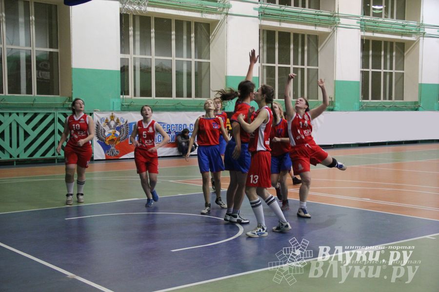 В Великих Луках прошли финальные игры муниципального этапа «КЭС-Баскет» (фото)