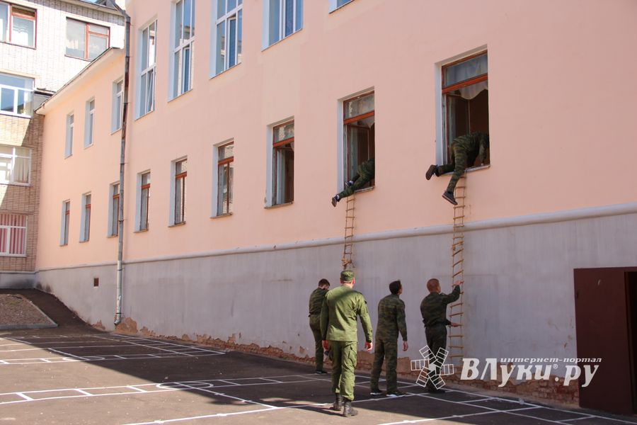 В Великих Луках в 10 лицее «освободили» заложников (ФОТО)