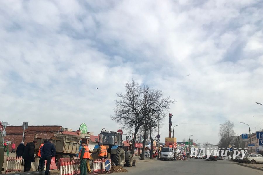 Возле Смоленского рынка завершают замену канализационной трубы (ФОТО)