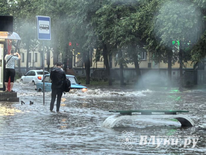 В Великих Луках ликвидируют подтопления от дождя (ФОТО)