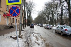 Фотофакт: сотрудники ГИБДД выписывают штрафы 