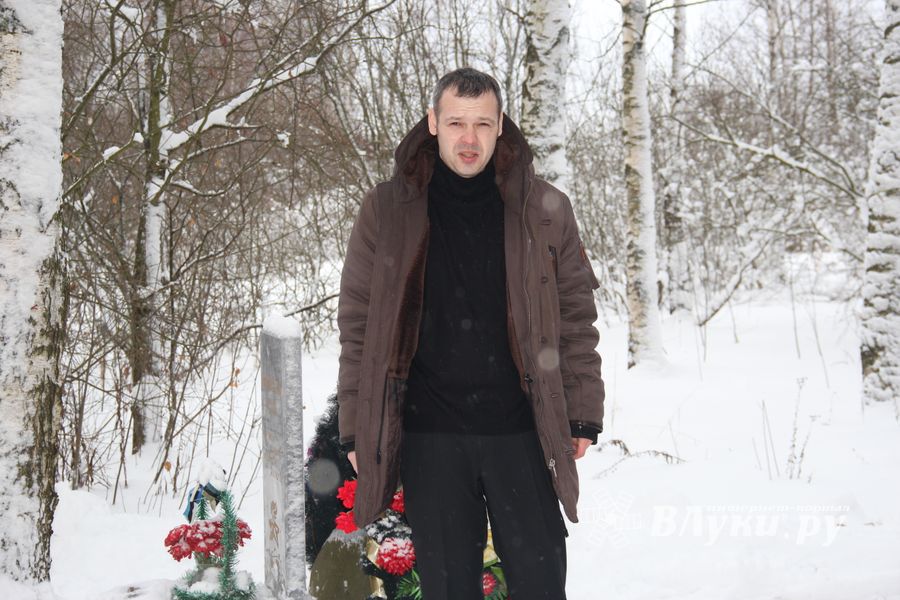 Никто не забыт: в Великих Луках благоустроили могилу неизвестного солдата (ФОТО)