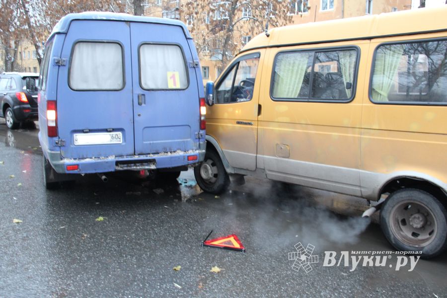 На проспекте Гагарина маршрутки не поделили остановку (ФОТО)