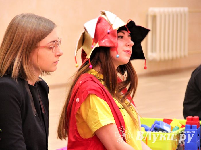 Зачем самых младших учеников 13-й школы испачкали мелом (ФОТО)