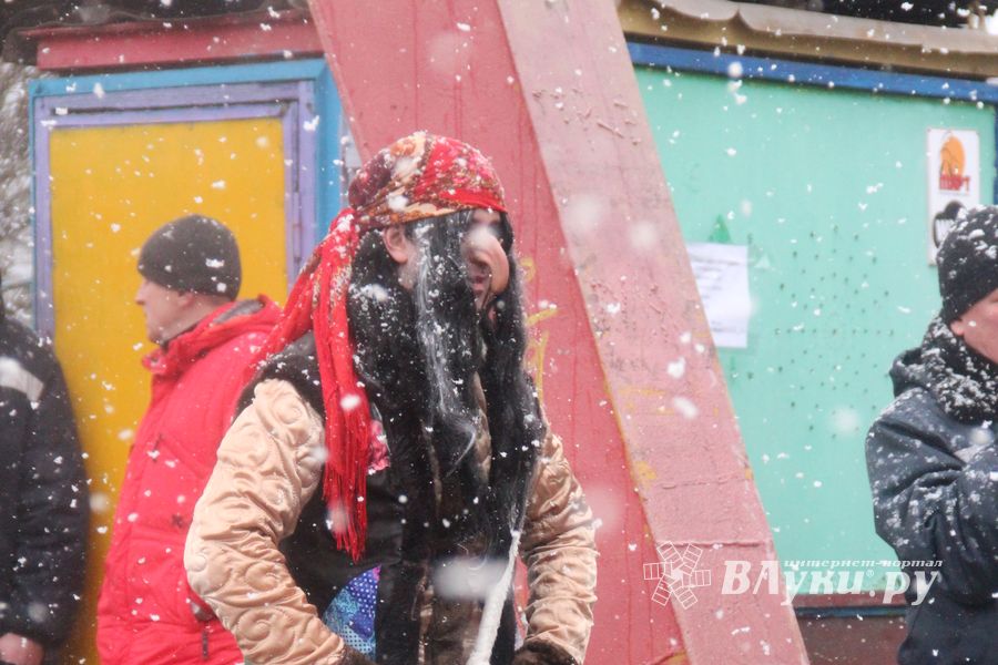 В Великих Луках сожгли Масленицу (фото)