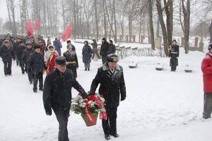 Великолучане возложили цветы на братском мемориальном захоронении (ФОТО)